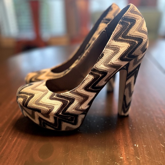 Size 8 pumps, Madden Girl, cover photo is the best photo to show actual colors - Picture 5 of 6